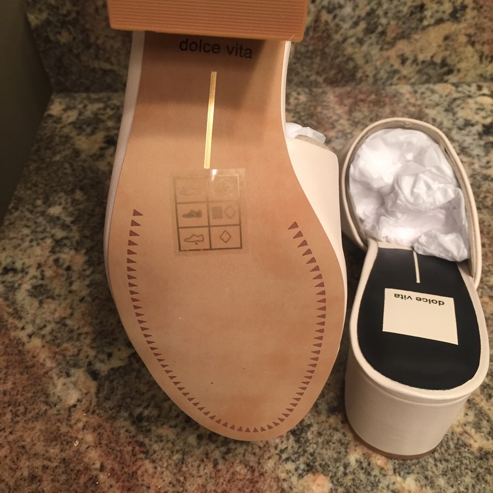 Dolce Vita Juels Leather Ivory Sandals - Picture 4 of 4